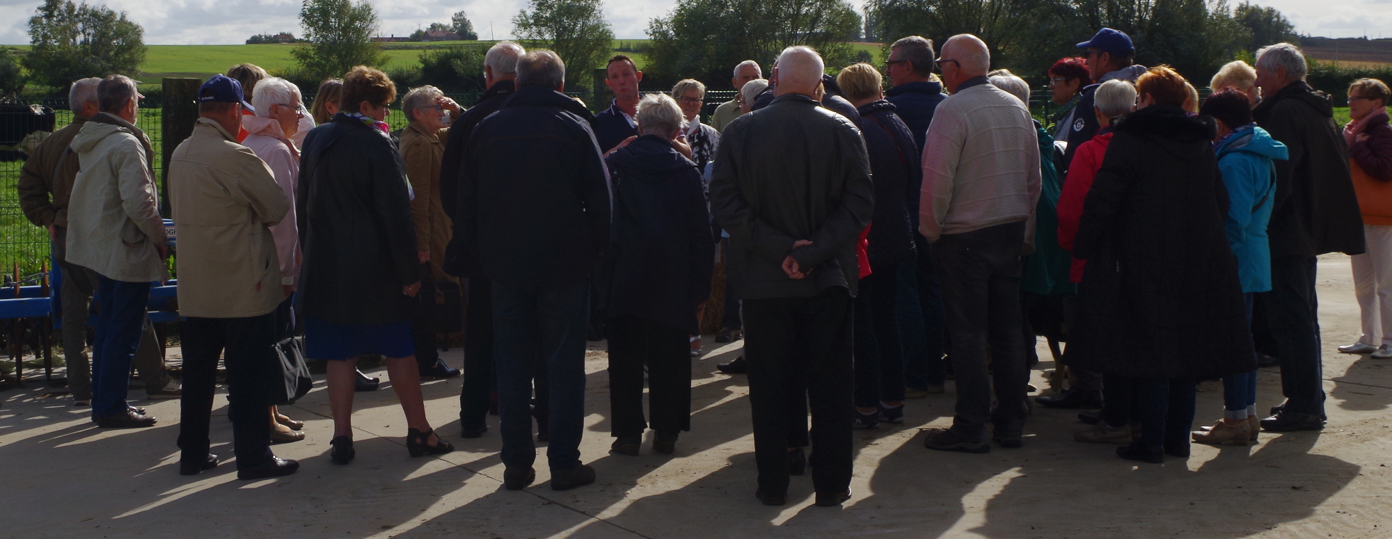 Un groupe de visiteurs à la Ferme TOP