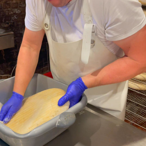 Durant leur affinage, les fromages sont régulièrement lavés à la bière.